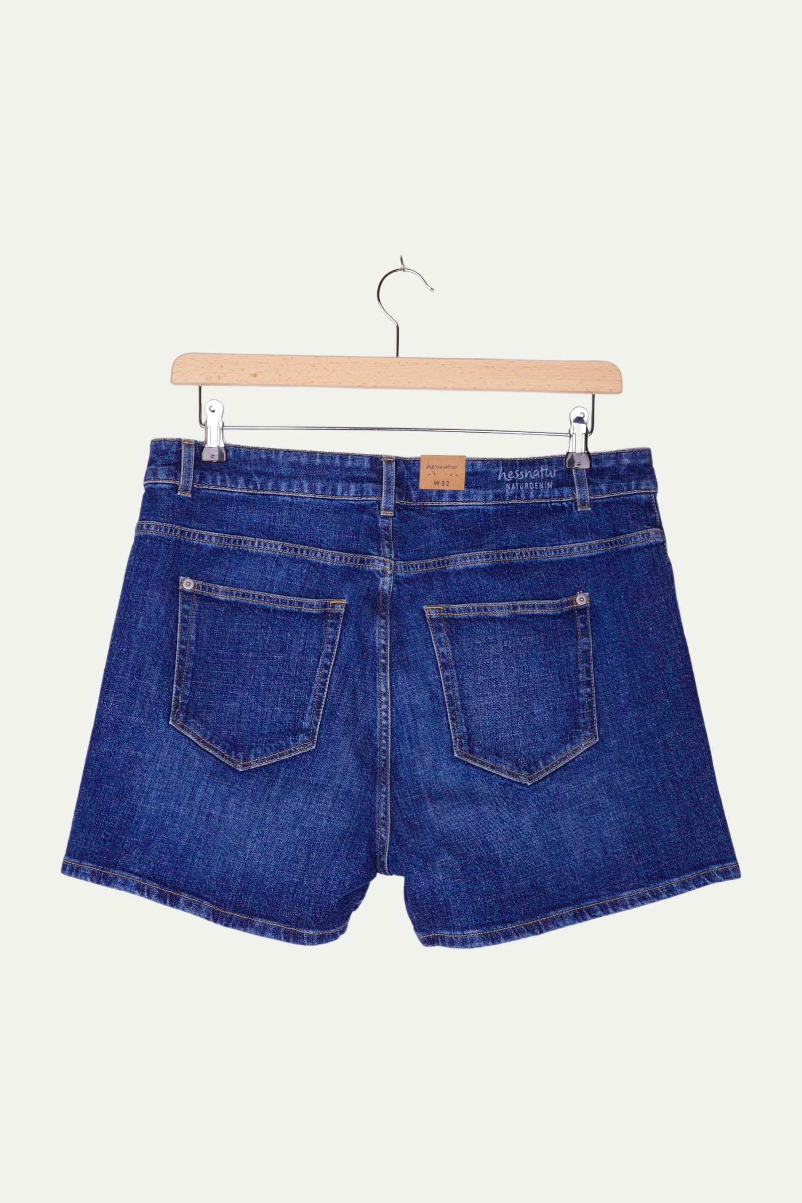 Second Hand Jeansshorts aus Bio-Denim - Image 8