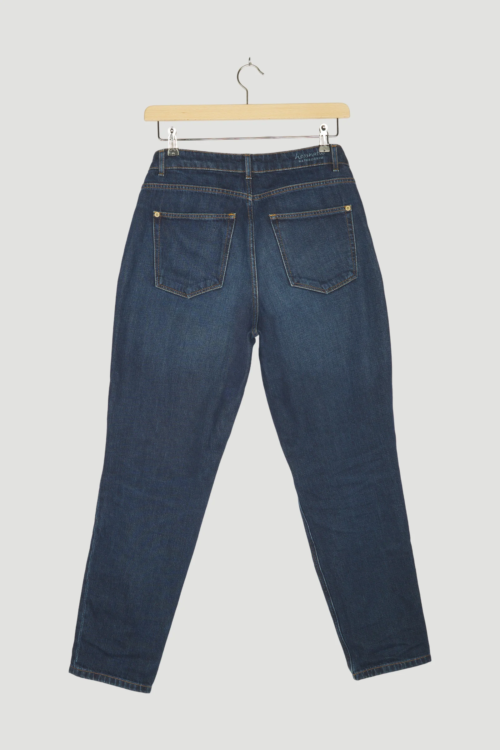 Secondhand Jeans Hanna Mom Fit aus reinem Bio-Denim - Image 2